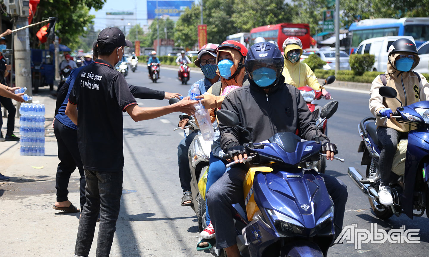 Những lời cảm ơn vội của người dân như tiếp thêm động lực cho các tình nguyện viên.