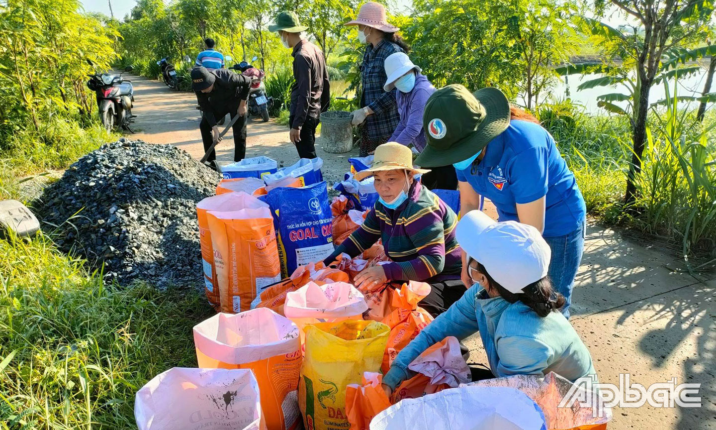 Nhân dân xã Phú Tân cùng nhau làm đường giao thông nông thôn. 