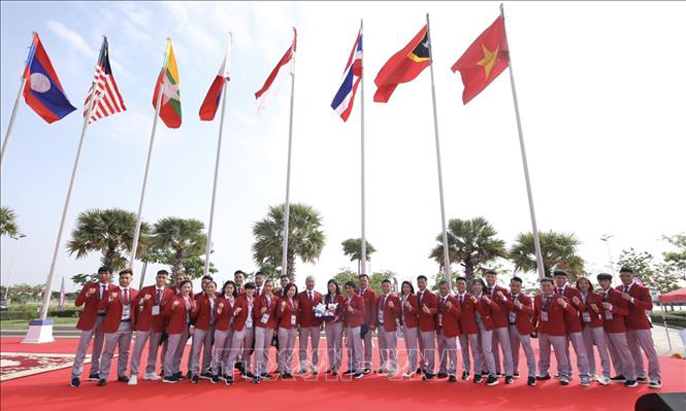 Các thành viên Đoàn thể thao Việt Nam tham dự Lễ thượng cờ SEA Games 32. Ảnh: Minh Quyết/TTXVN