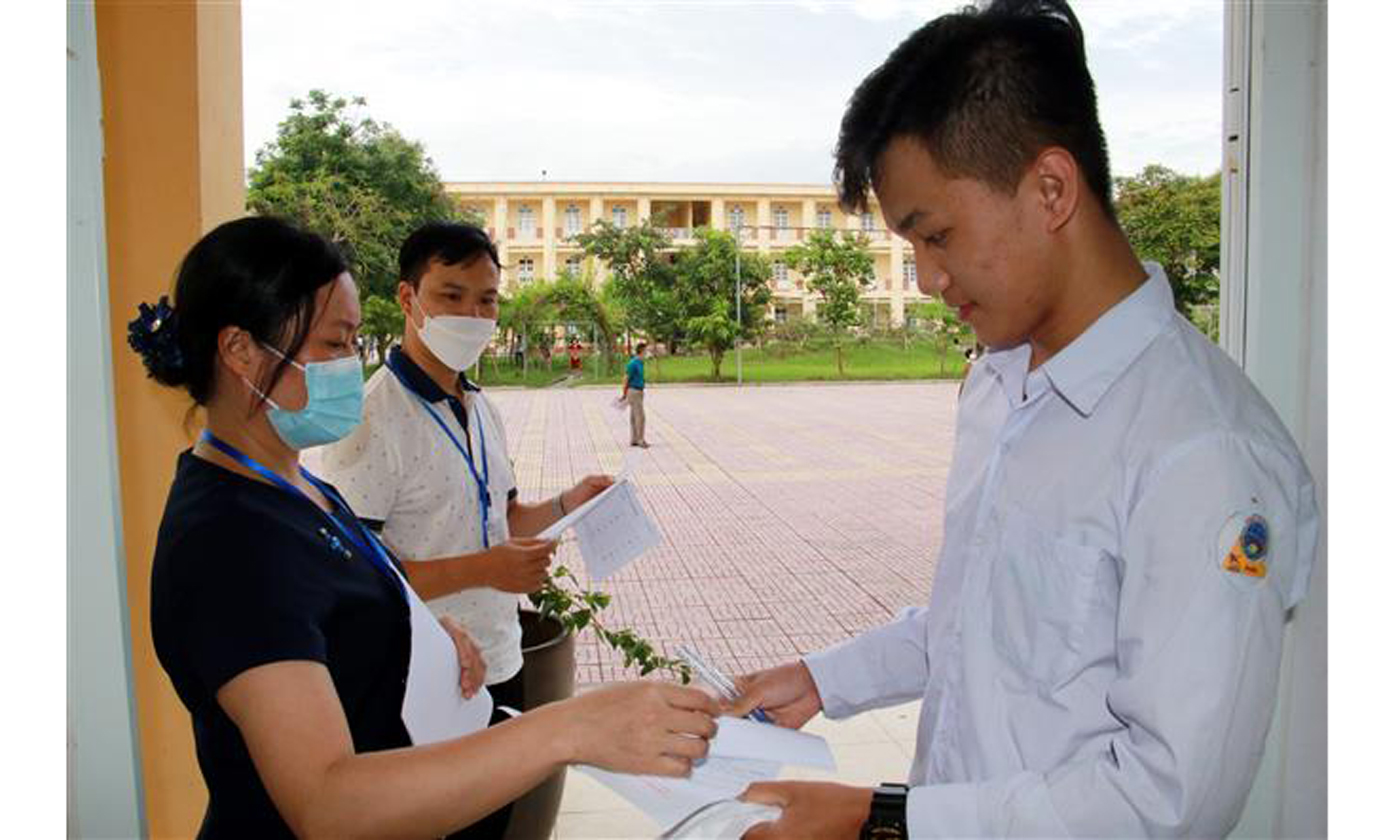 Kiểm tra thông tin cá nhân của thí sinh trước khi vào phòng thi của Kỳ thi tốt nghiệp THPT năm 2022, tại điểm thi Trường THPT Mỹ Lộc (Nam Định). Ảnh: Nguyễn Lành/TTXVN