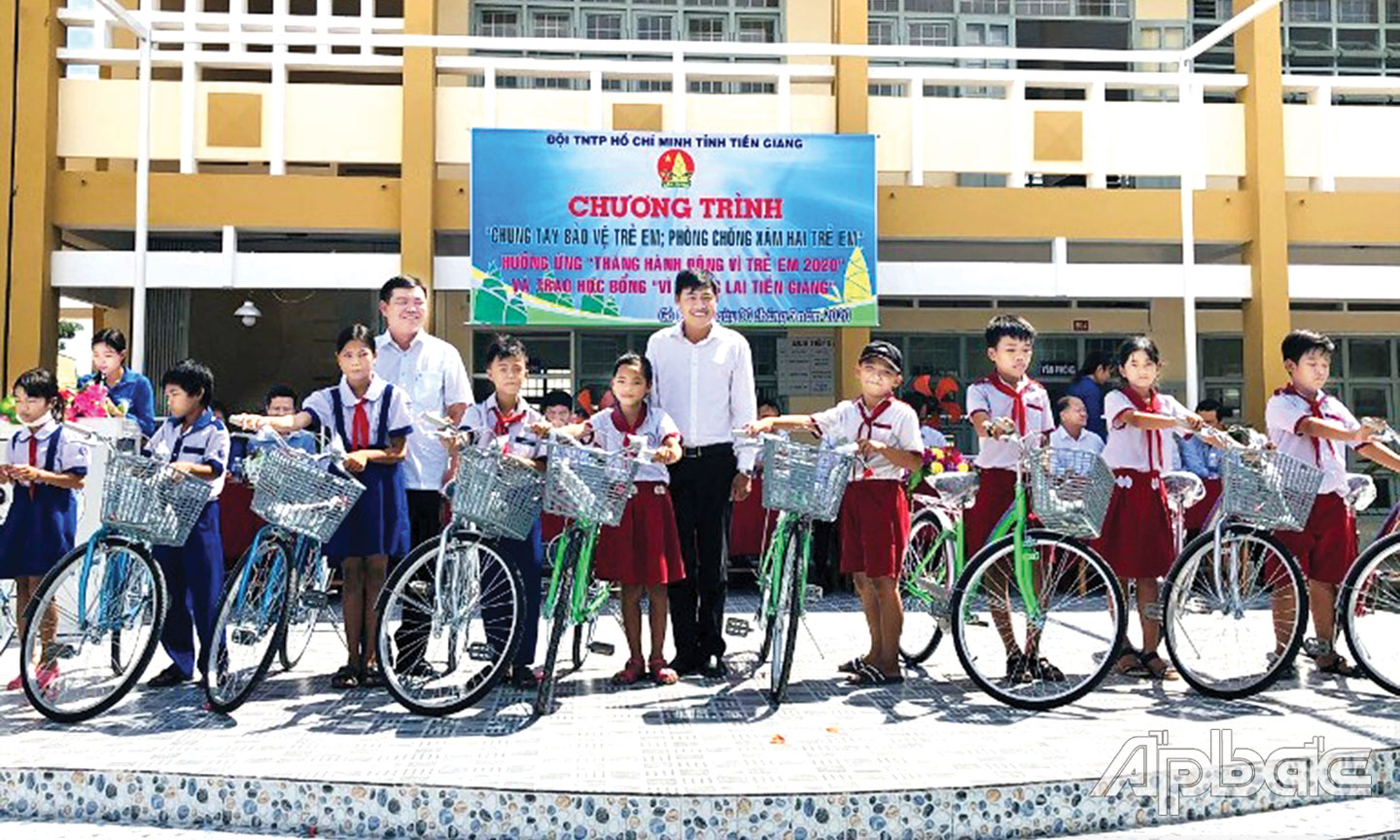 Hội đồng Đội tỉnh Tiền Giang trao tặng xe đạp cho các em học sinh có hoàn cảnh khó khăn của  Trường THCS  Bình Đông (TX. Gò Công) tại Chương trình “Chung tay bảo vệ trẻ em, phòng, chống xâm hại trẻ em”.