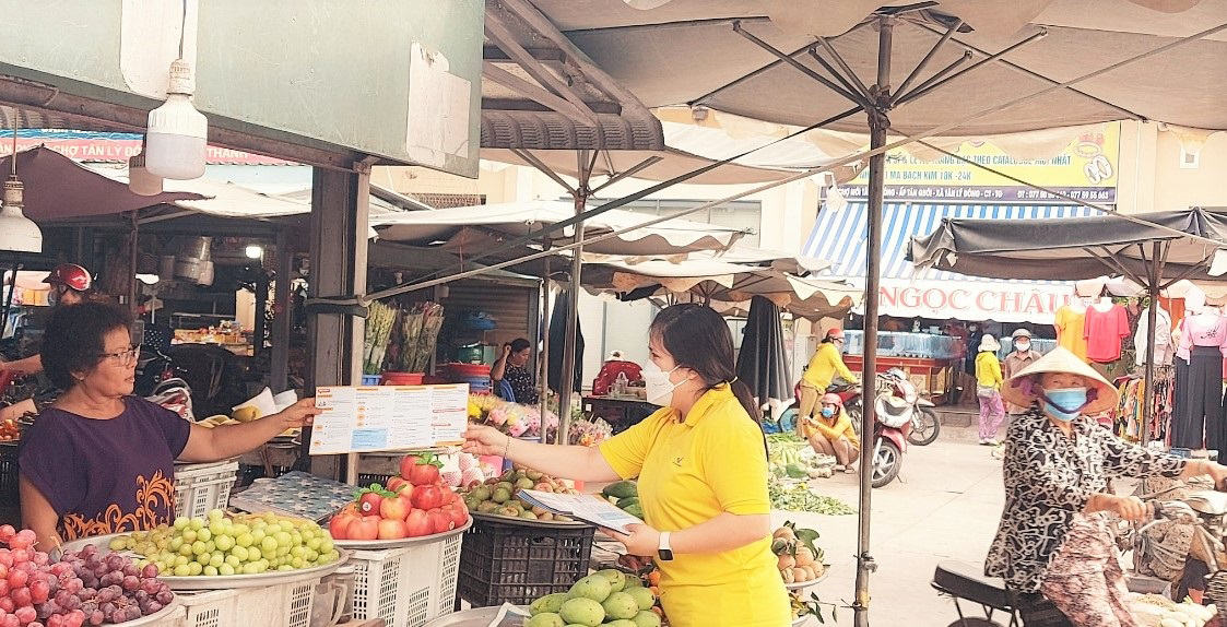 Tuyên truyền chính sách BHXH tự nguyện cho các hộ tiểu thương tại Chợ Tân Hương, Châu Thành,TG