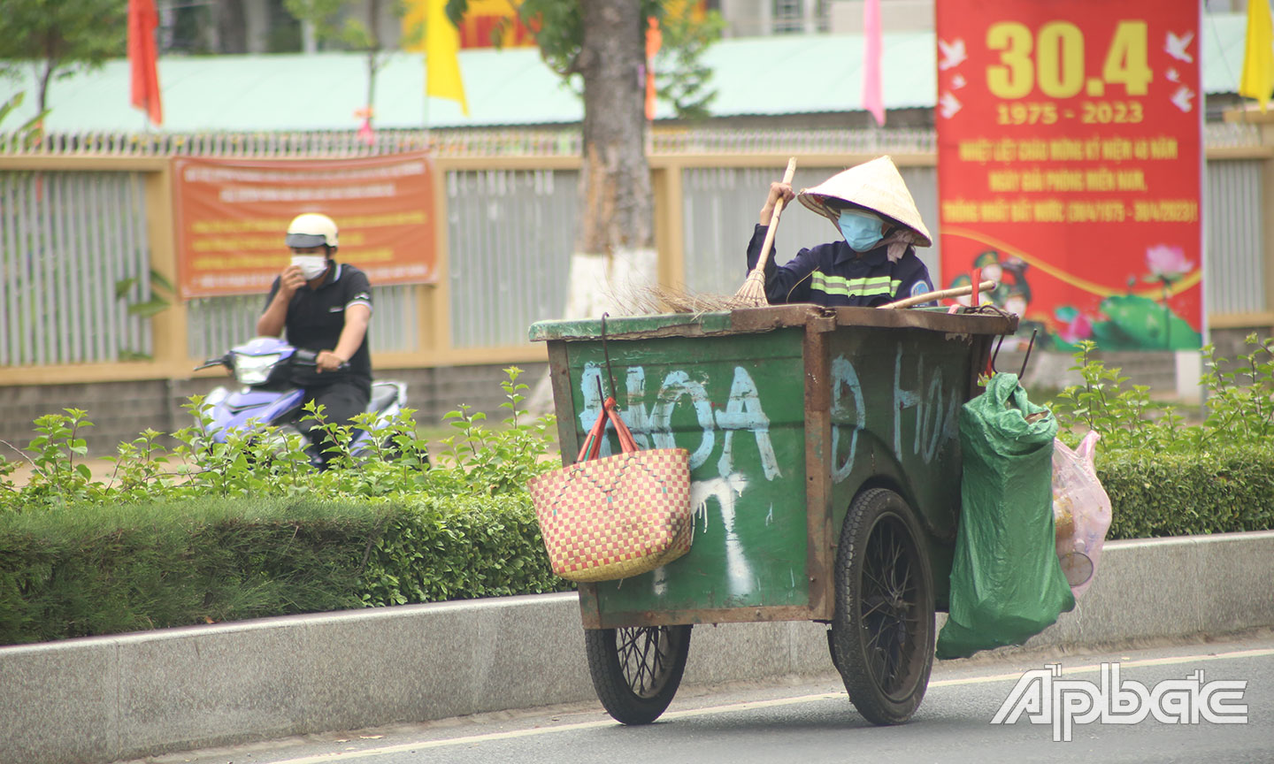 Dưới cái nắng gay gắt của công nhân công trình đô thị TP.Mỹ Tho.