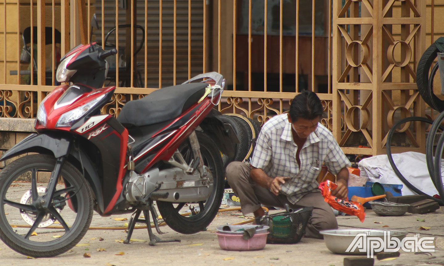 Tiệm sửa xe ven đường cũng gặp nhiều khó khăn dưới cái nắng trên 350C mấy ngày qua.