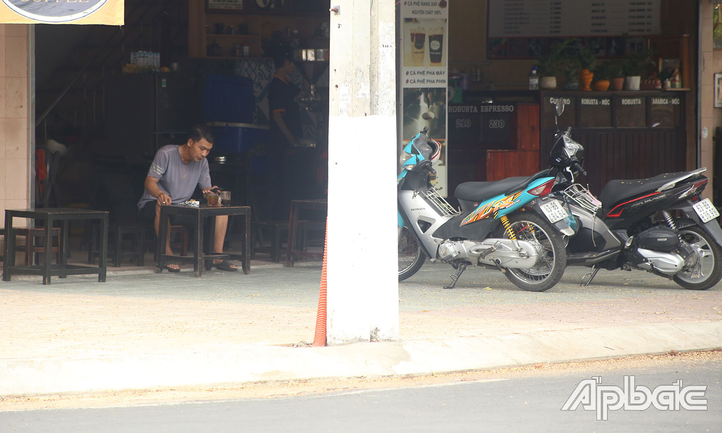 Quán cafe ven đường điểm đến các bạn trẻ thì nay vắng bóng.