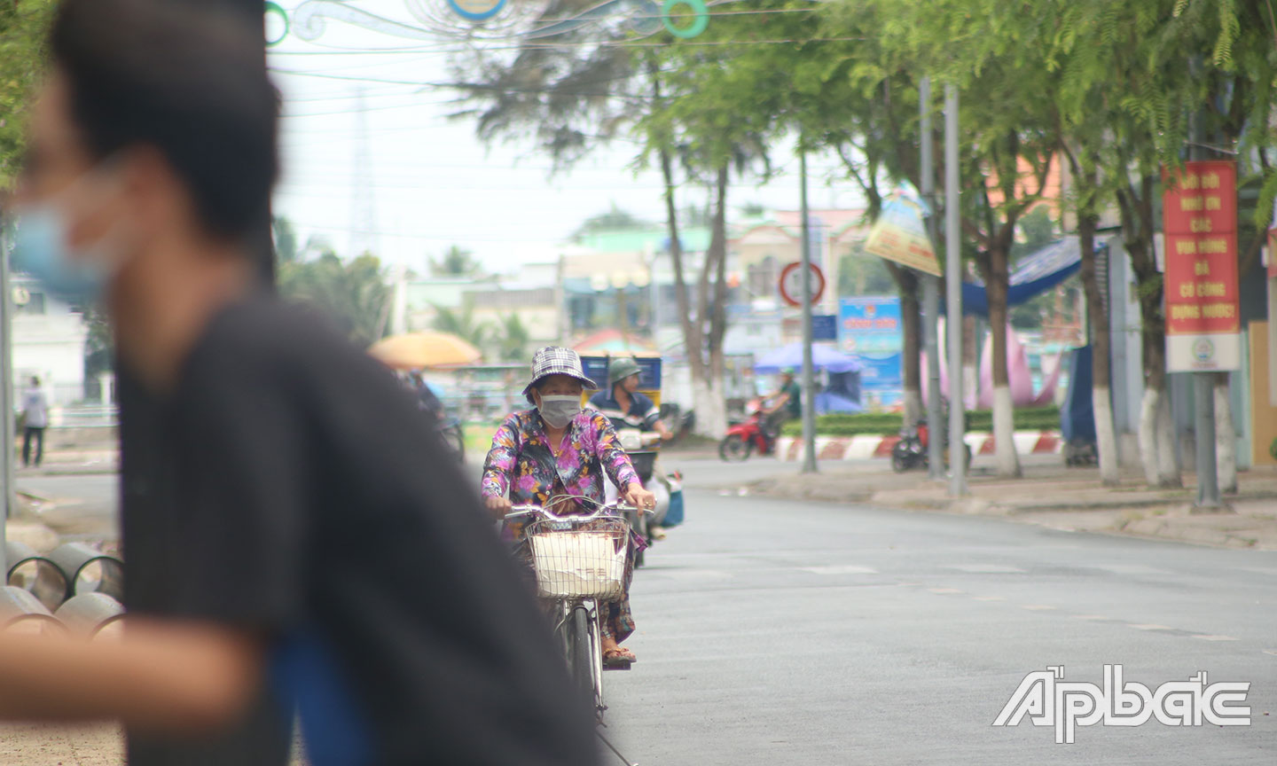 Đường phố khá vắng vào buổi trưa.