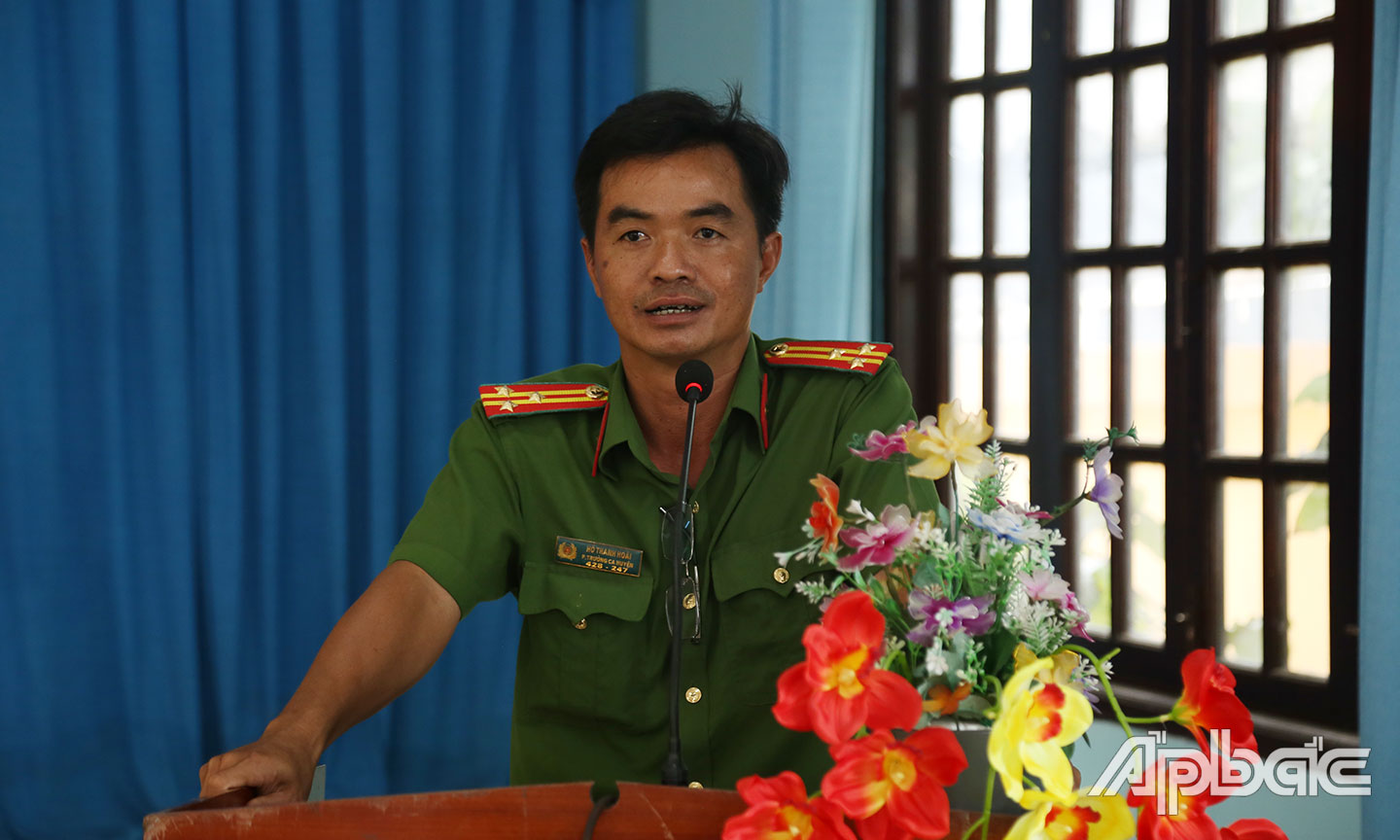 Công an huyện Tân Phú Đông trình bày tình trạng và công tác chống khai thác cát trái phép.