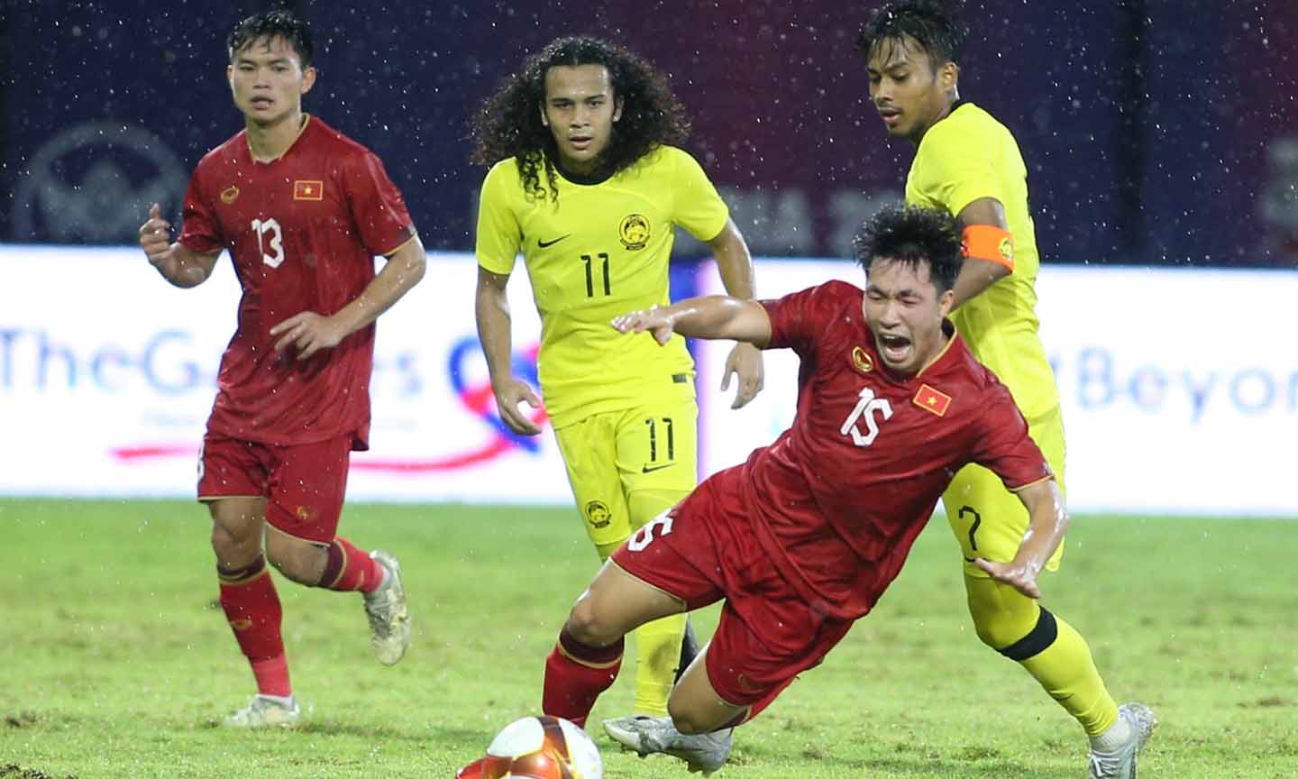 Dù giành vé sớm nhưng lôi chơi của U22 Việt Nam (áo đỏ) vẫn rất 