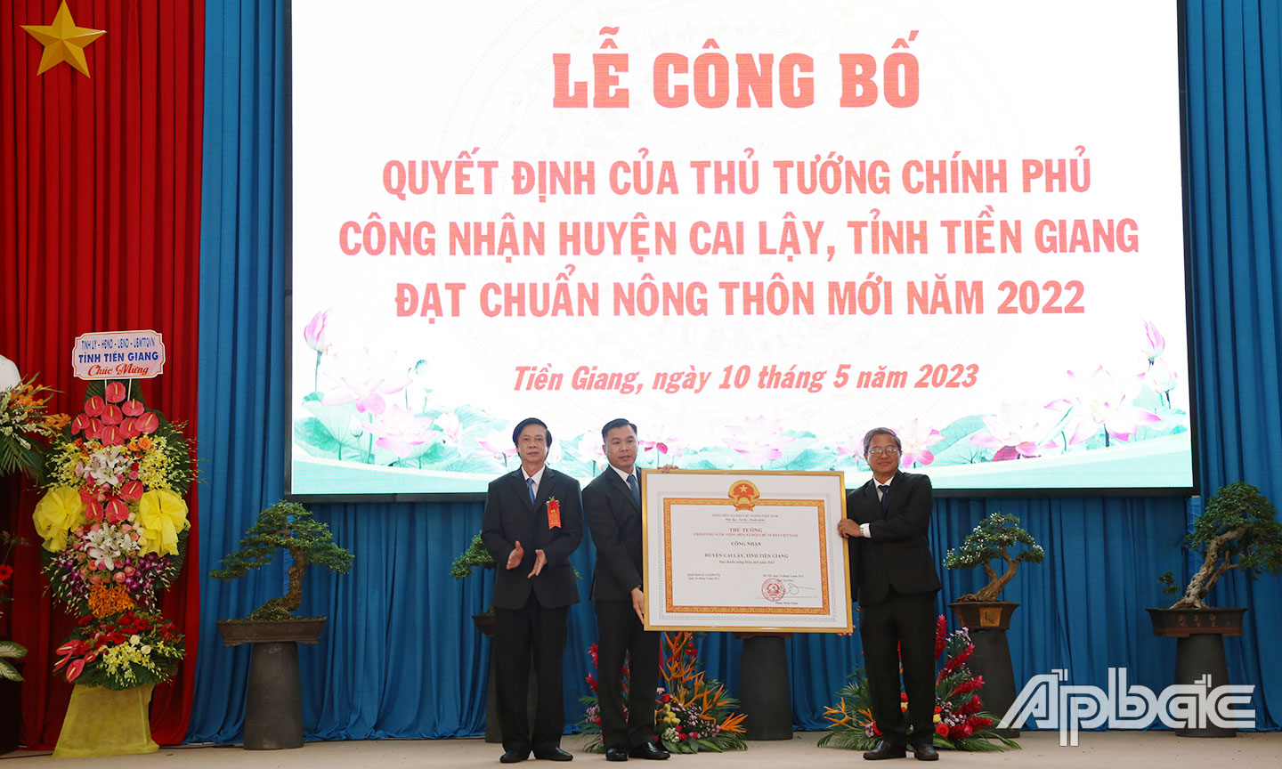 nhận Bằng công nhận huyện Cai Lậy đạt chuẩn nông thôn mới năm 2022.
