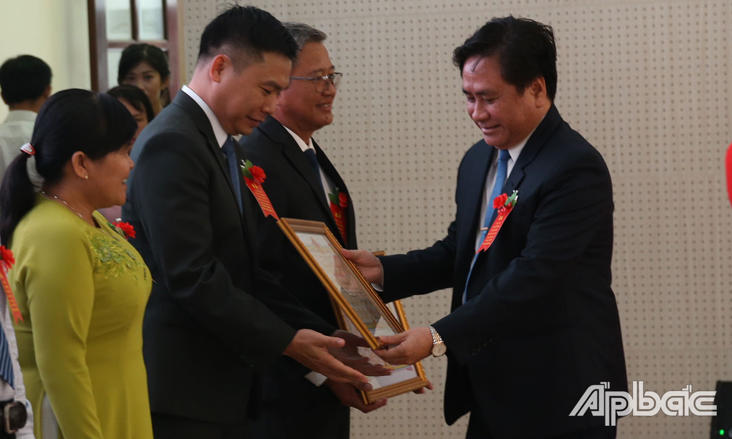 Đồng chí Trần Văn Dũng, Phó Chủ tịch thường trực UBND tỉnh trao bằng khen cho cá nhân