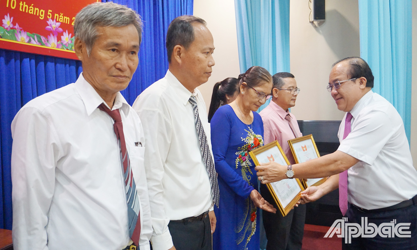 Đồng chí Nguyễn Văn Vinh và Nguyễn Chí Trung trao Bằng khen cho các tập thể, cá nhân có thành tích xuất sắc trong tổ chức Ngày hội Đại đoàn kết toàn dân tộc giai đoạn 2003 – 2023 trên địa bàn tỉnh. 