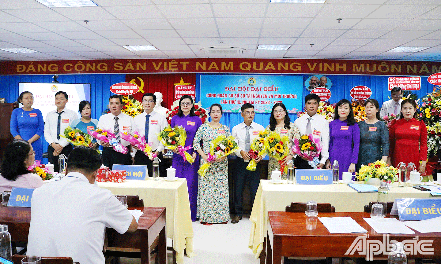 Đại biểu dự Đại hội Công đoàn Viên chức tỉnh Tiền Giang lần thứ VI ra mắt Đại hội