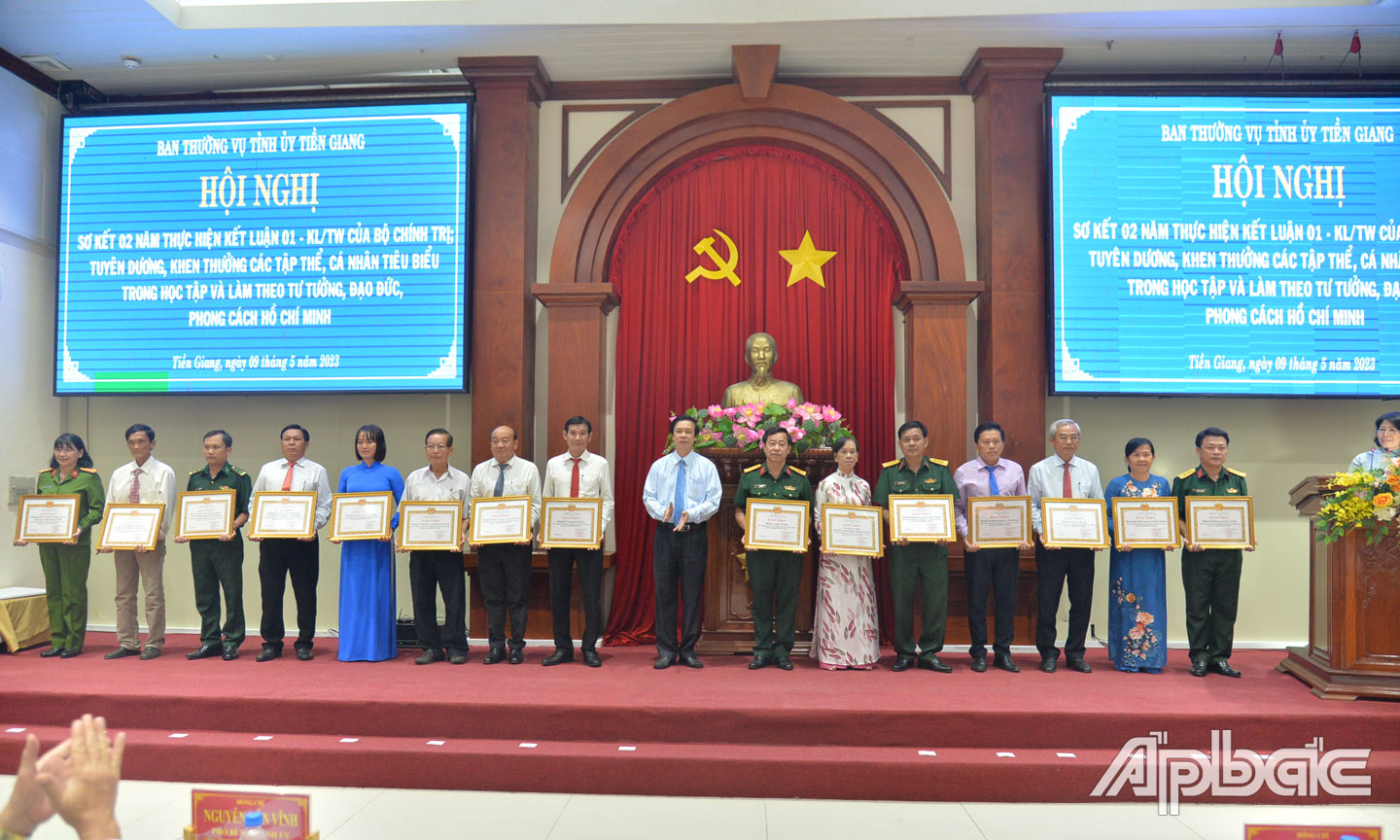 Đồng chí Nguyễn Văn Danh trao Bằng khen cho các tập thể có thành tích tiêu biểu trong 2 năm thực hiện Kết luận 01 của Bộ Chính trị.