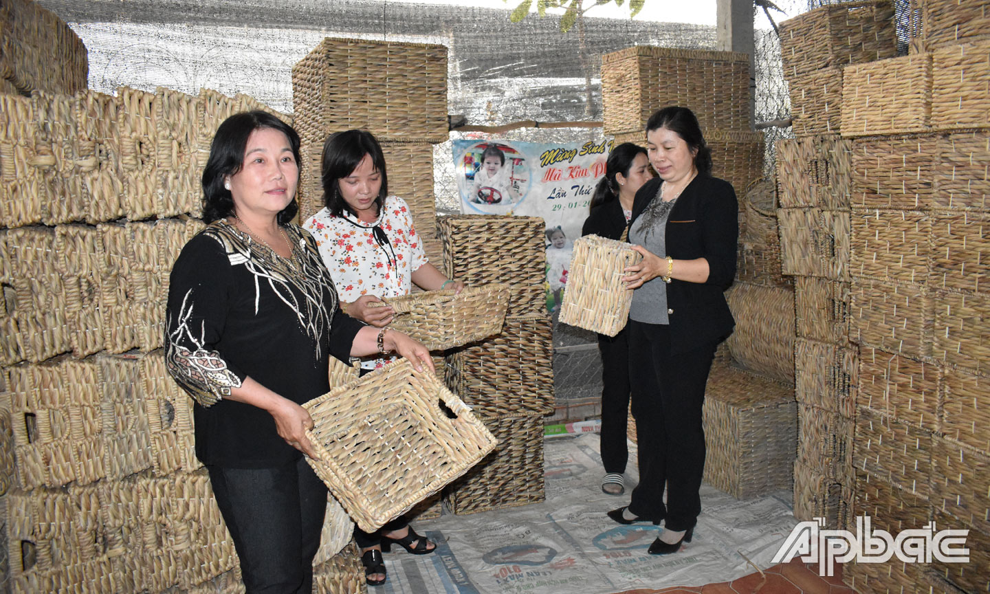 Hội LHPN tỉnh phối hợp HTX Dịch vụ nông nghiệp Tân Hưng mở lớp dạy nghề cho phụ nữ.