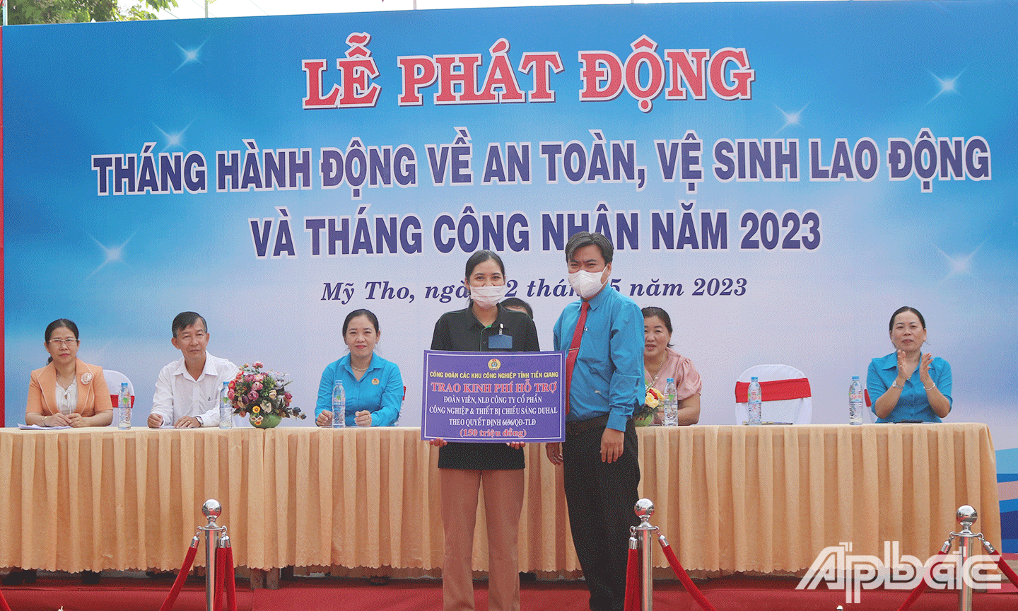 Công đoàn Các khu công nghiệp tỉnh Tiền Giang đã trao kinh phí hỗ trợ đoàn viên, người lao động bị cắt, giảm thời gian làm việc, tạm hoãn hợp đồng lao động cho Công đoàn cơ sở Công ty Cổ phần Công nghiệp và Thiết bị chiếu sáng Duhal. 