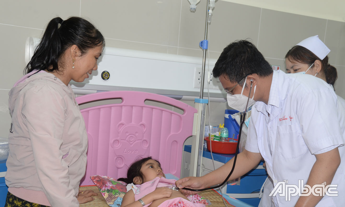 Thăm khám trẻ nhập viện điều trị bệnh tại Bệnh viện Đa khoa tỉnh Tiền Giang.
