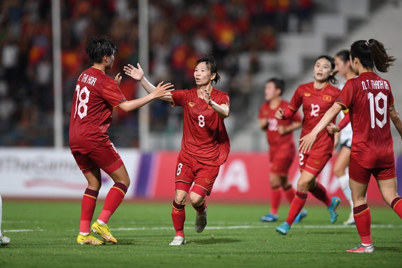 Thùy Trang ăn mừng bàn thắng thứ ba của đội tuyển nữ Việt Nam.