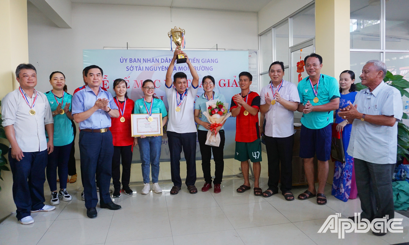 Ban Tổ chức trao giải Nhất Kéo co nam nữ cho đơn vị huyện Cai Lậy 