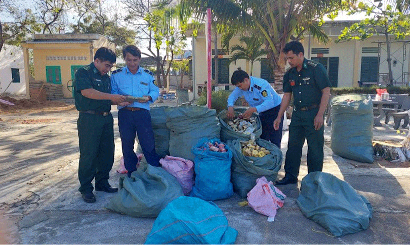 Lực lượng chức năng tỉnh Ninh Thuận phối hợp xử lý thuốc lá nhập lậu.