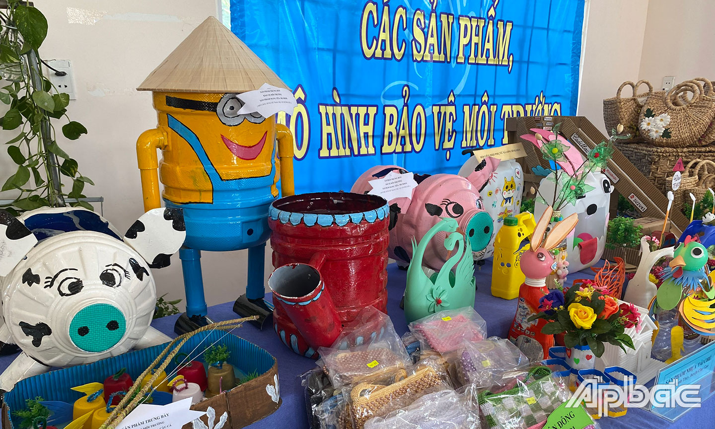 Các chai nhựa được sử dụng có ích từ bàn tay khéo léo của chị em.