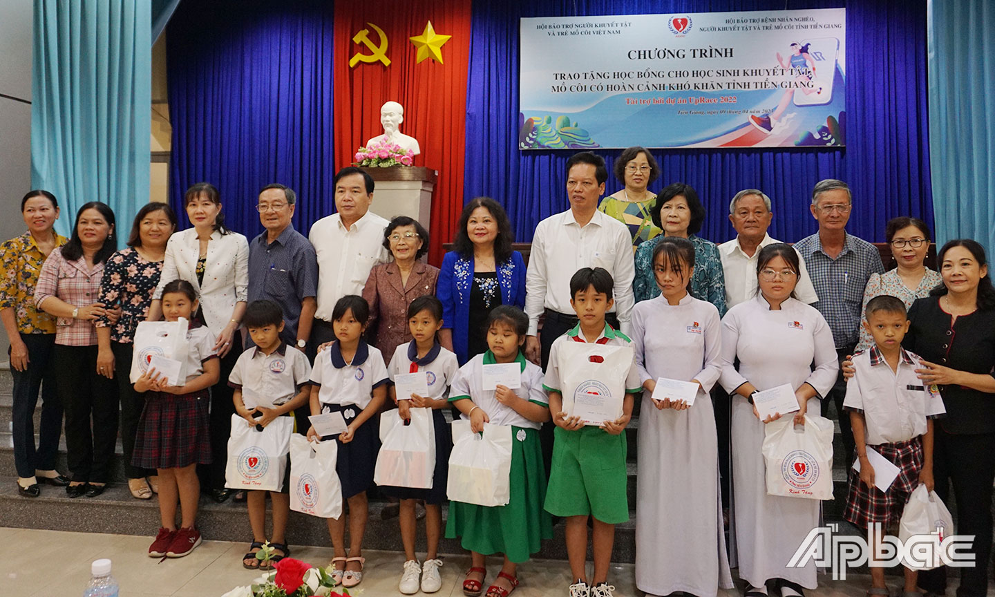 Hội Bảo trợ bệnh nhân nghèo, người khuyết tật và trẻ mồ côi tỉnh Tiền Giang trao học bổng cho trẻ khuyết tật, mồ côi đến trường.           