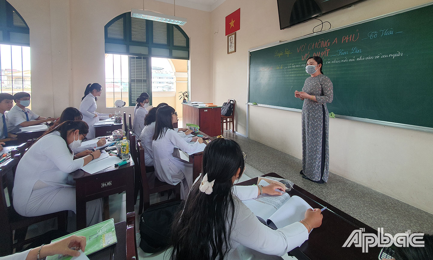 Học sinh lớp 12 Trường THPT Nguyễn Đình Chiểu trong giờ ôn thi. 