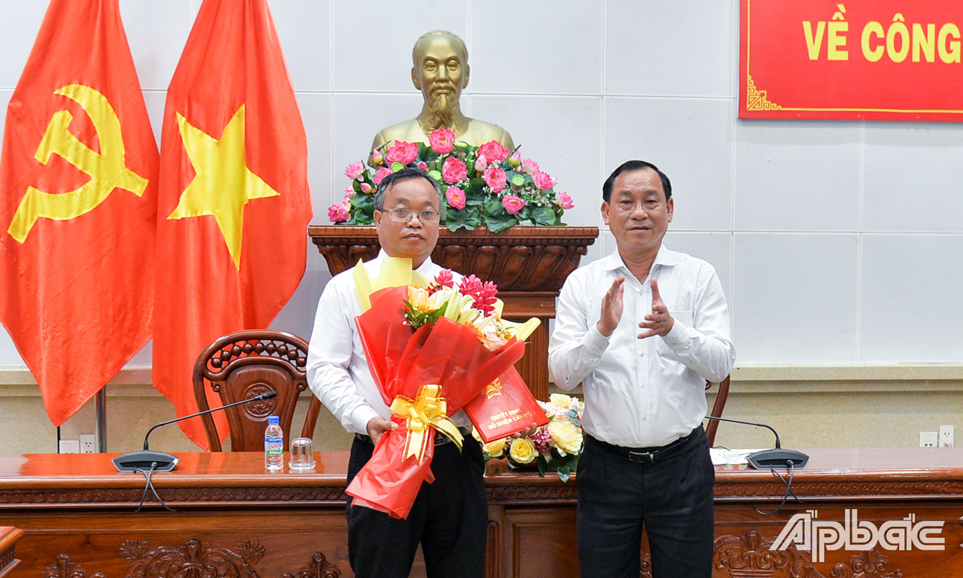 Đồng chí Nguyễn Văn Vĩnh trao Quyết định bổ nhiệm chức vụ Phó Giám đốc Sở Kế hoạch và Đầu tư cho đồng chí Nguyễn Hiếu Lễ.