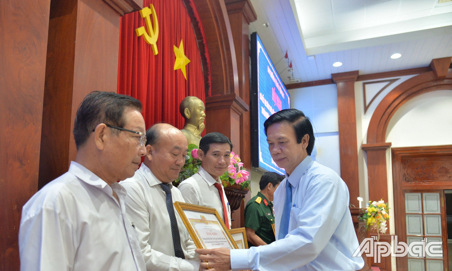 Đảng bộ thị trấn Chợ Gạo nhận Bằng khen của Tỉnh ủy qua 2 năm thực hiện Kết luận 01 của Bộ Chính trị.                                                                           Ảnh: VĂN THẢO