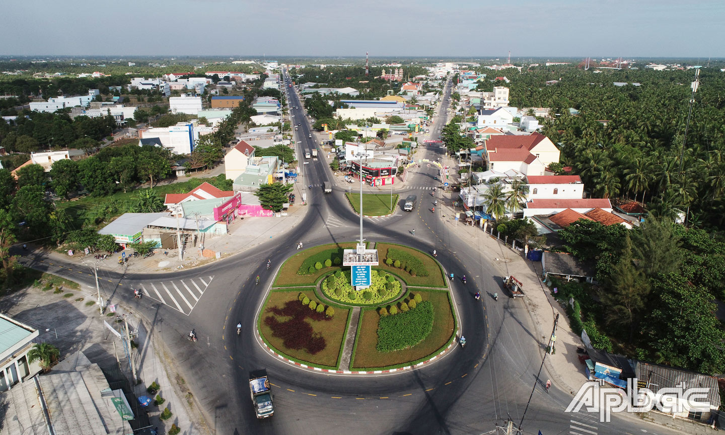 Vòng xoay vào thị trấn Chợ Gạo.                                                     Ảnh: CAO THẮNG