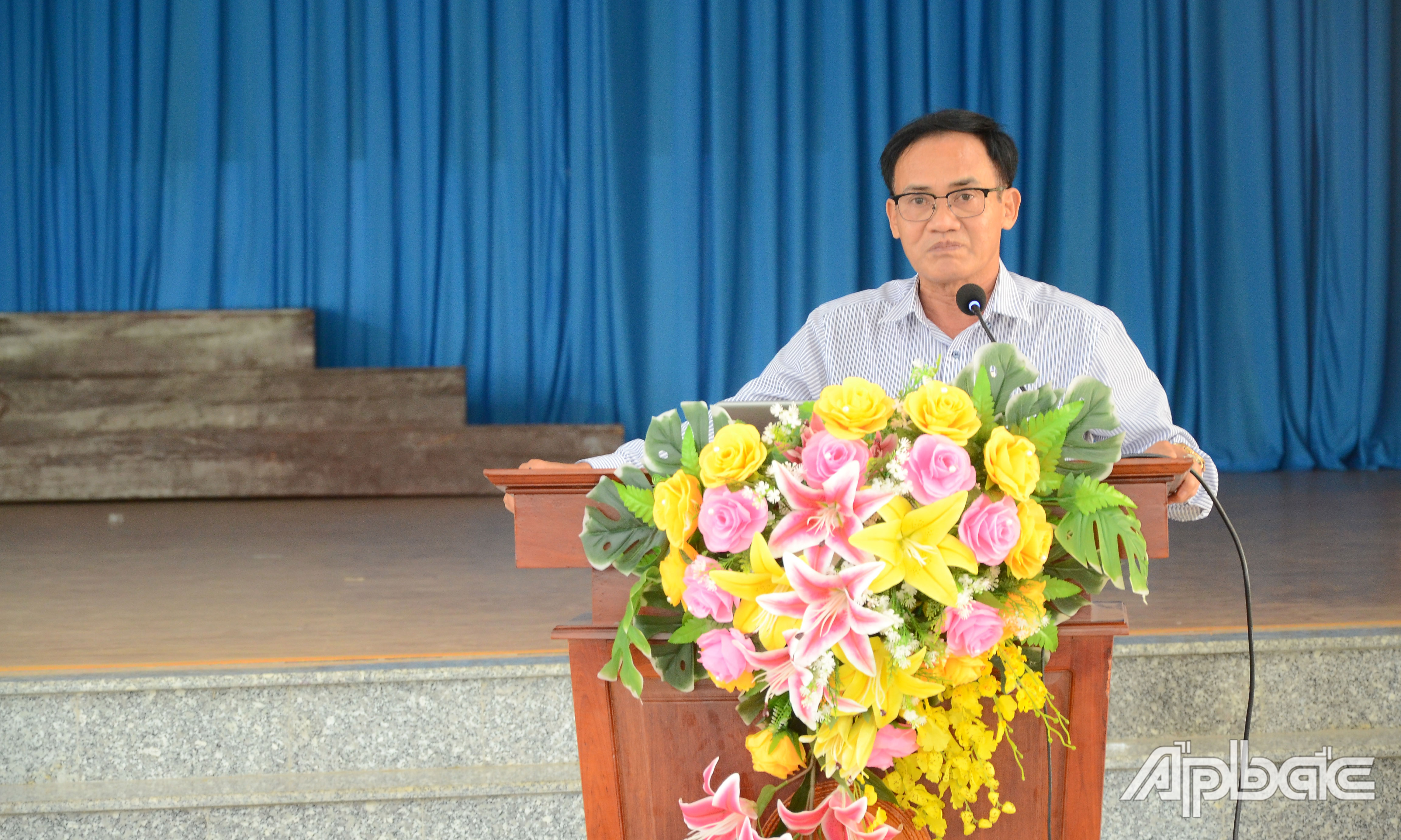 Phó Chủ tịch UBND huyện Gò Công Tây Lê Văn Nê phát biểu tại hội nghị.