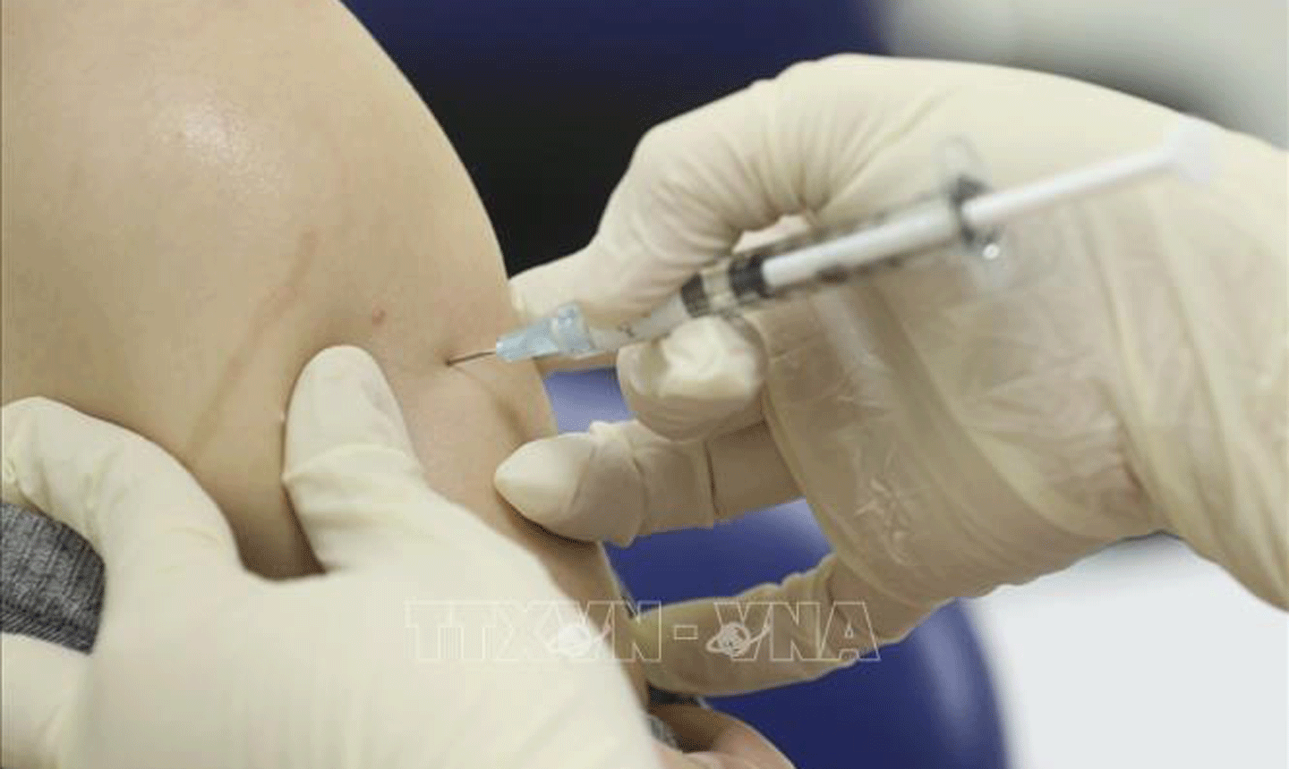 Tiêm vaccine mũi tăng cường phòng COVID-19 cho người có bệnh nền. Ảnh: Minh Quyết/TTXVN