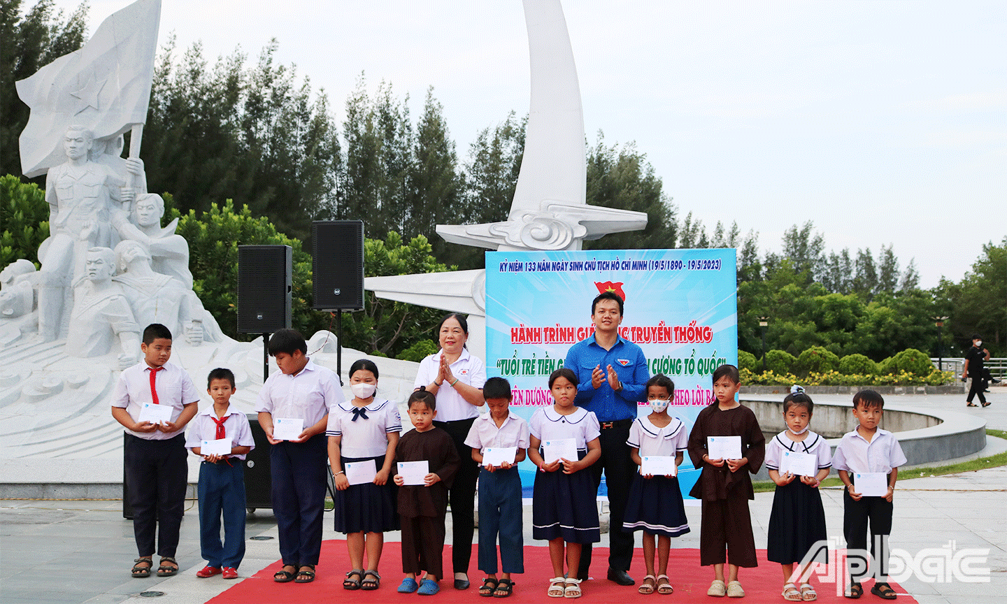Tỉnh Đoàn Tiền Giang trao tặng 20 phần quà cho các em học sinh khó khăn trên địa bàn huyện Cam Lâm, tỉnh Khánh Hoà