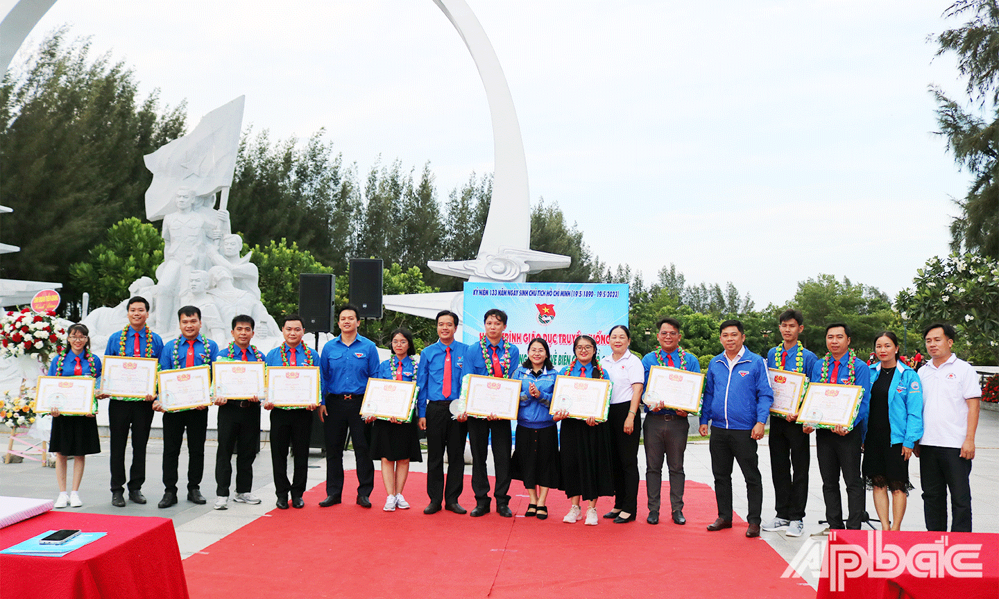 Tỉnh Đoàn Tiền Giang tuyên dương, khen thưởng 12 gương giáo viên trẻ tiêu biểu tỉnh Tiền Giang năm học 2022 - 2023.  