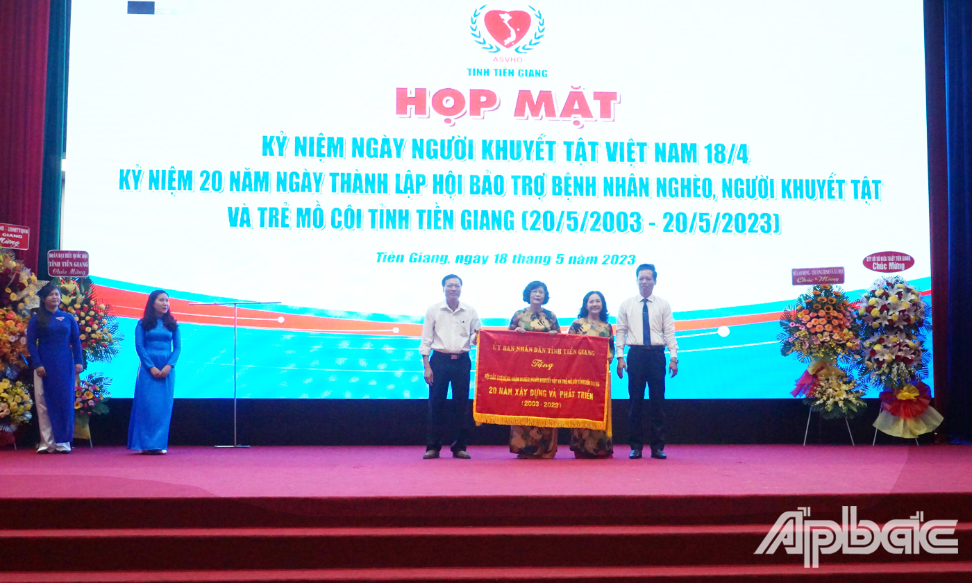 Đồng chí Nguyễn Thành Diệu trao tặng bức trướng cho Hội Bảo trợ tỉnh vì những đóng góp của Hội trong công tác đảm bảo an sinh xã hội trên địa bàn tỉnh