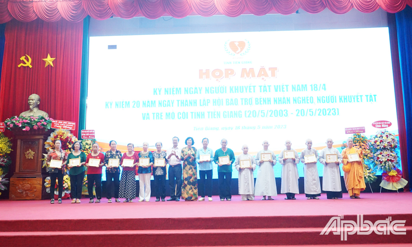 Ban Tổ chức trao tặng Kỷ niệm chương của Trung ương Hội cho các tập thể, cá nhân “Vì sự nghiệp bảo trợ NKT và TMC Việt Nam”.