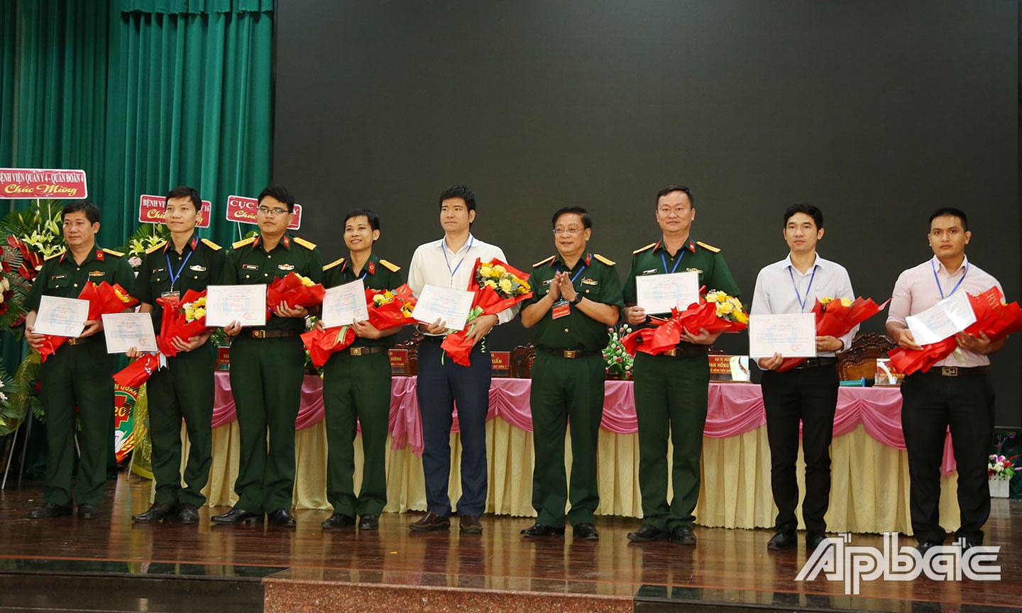 Giám đốc Bệnh viện quân y 120 trao hoa và giấy chứng nhận cho các báo cáo viên.