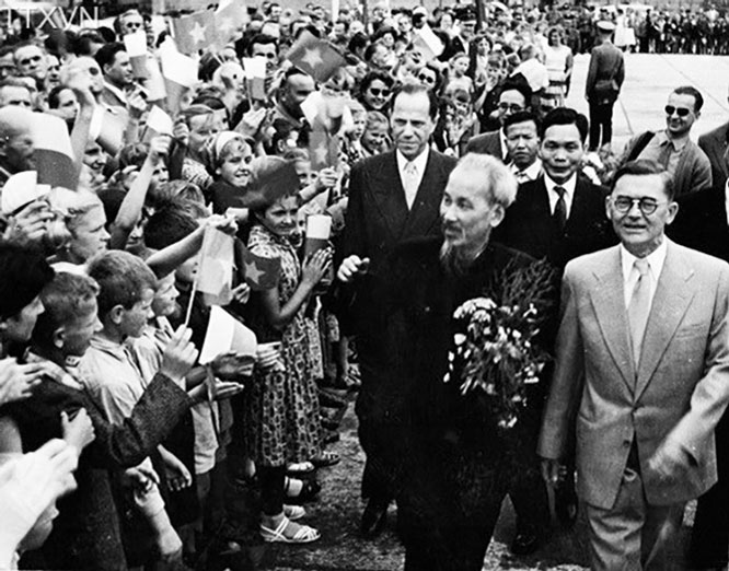 Nhân dân Ba Lan nồng nhiệt đón chào Chủ tịch Hồ Chí Minh và Đoàn đại biểu Chính phủ Việt Nam Dân chủ Cộng hòa, tháng 7-1957. 