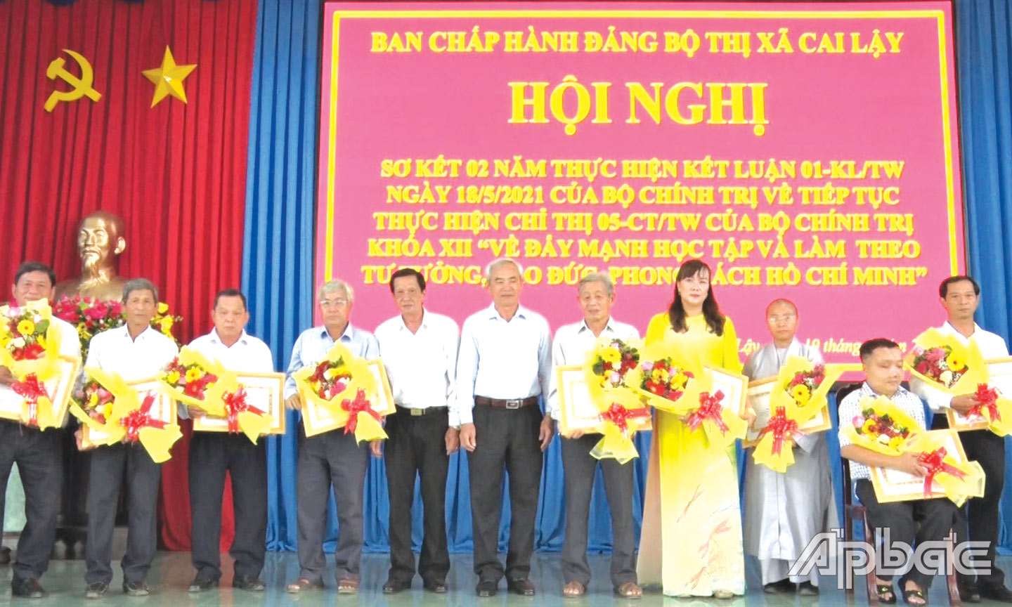 Ông Đoàn Văn Sồi (thứ 2, từ trái sang) nhận Giấy khen của Thị ủy Cai Lậy về học tập và làm theo Bác.      Ảnh: MAI PHƯƠNG