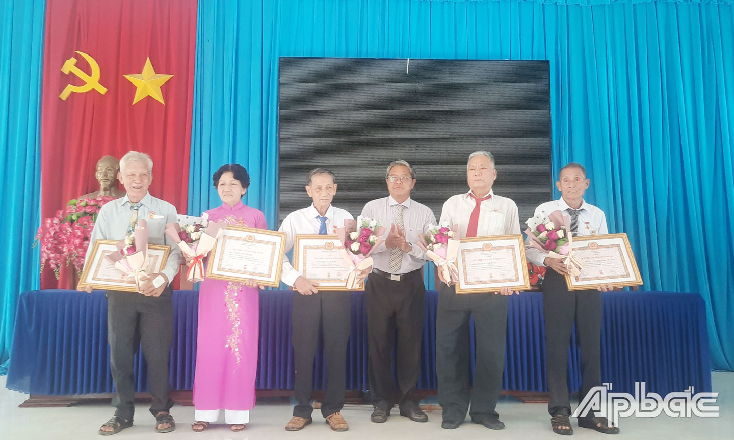 Ông Nguyễn Văn Bằng, Bí thư Huyện ủy Cai Lậy trao Huy hiệu Đảng cho đảng viên cao niên.