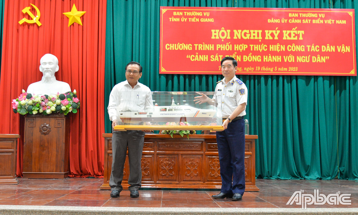 Đảng ủy Cảnh sát biển Việt Nam trao quà lưu niệm cho Tỉnh ủy Tiền Giang.