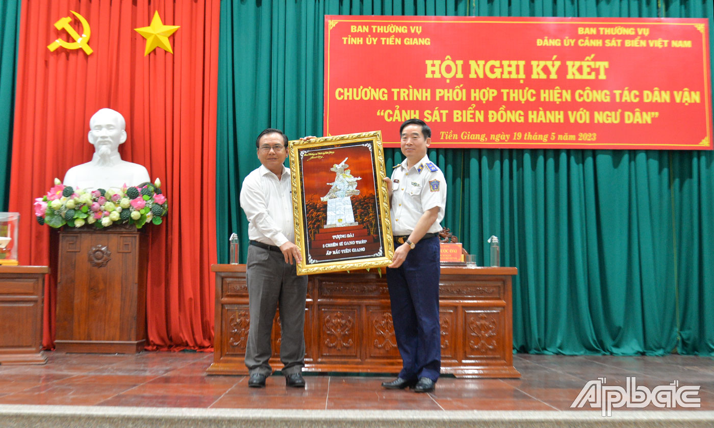 Tỉnh ủy Tiền Giang tặng quà lưu niệm cho Đảng ủy Cảnh sát biển Việt Nam.