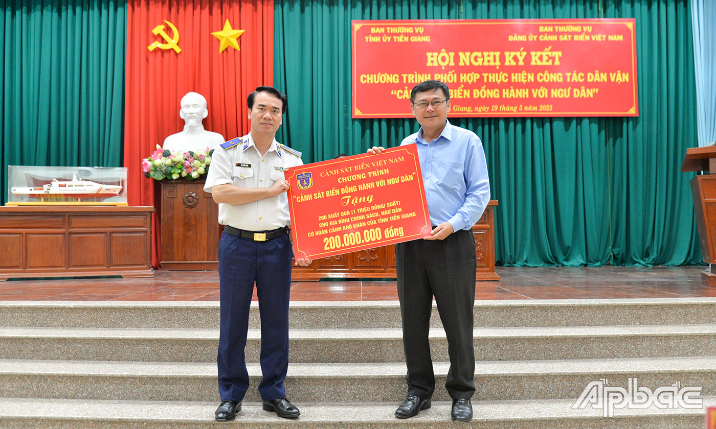 Thiếu tướng Vũ Trung Kiên, Phó Tư lệnh Pháp luật Cảnh sát biển Việt Nam trao bặng tượng trưng tặng 200 suất quà cho tới các gia đình chính sách, ngư dân có hoàn cảnh khó khăn tại tỉnh Tiền Giang.