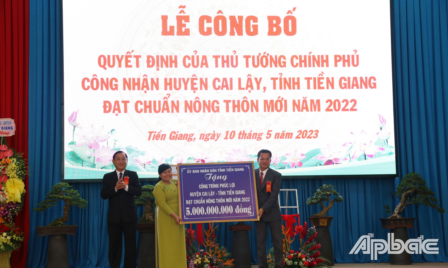 Đồng chí Nguyễn Văn Vĩnh trao Bảng tượng trưng tặng công trình phúc lợi cho huyện Cai Lậy đạt chuẩn NTM năm 2022.