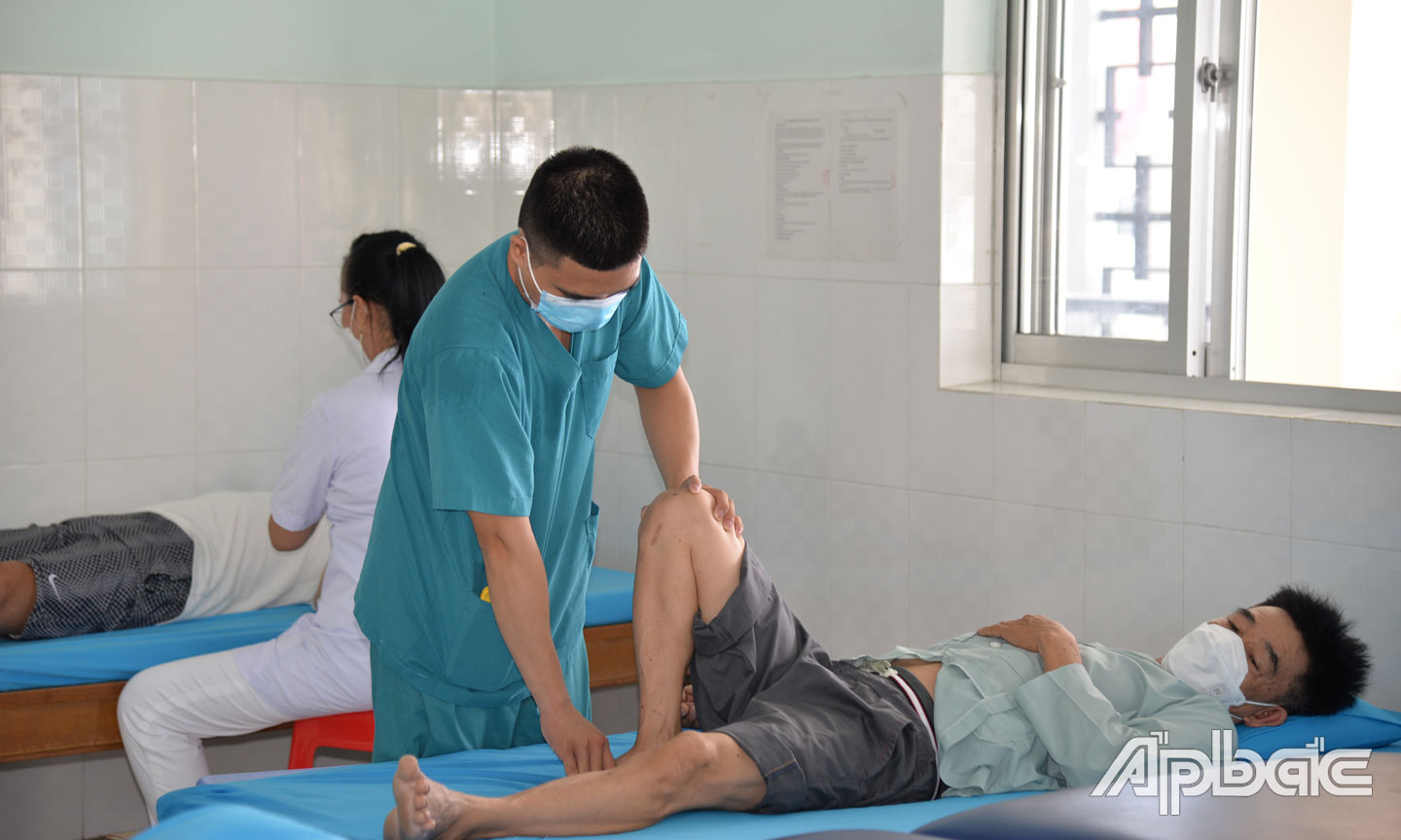 Nhiều phương pháp điều trị không dùng thuốc của Bệnh viện YHCT tỉnh Tiền Giang phát huy hiệu quả tích cực trong điều trị phục hồi cho bệnh nhân.
