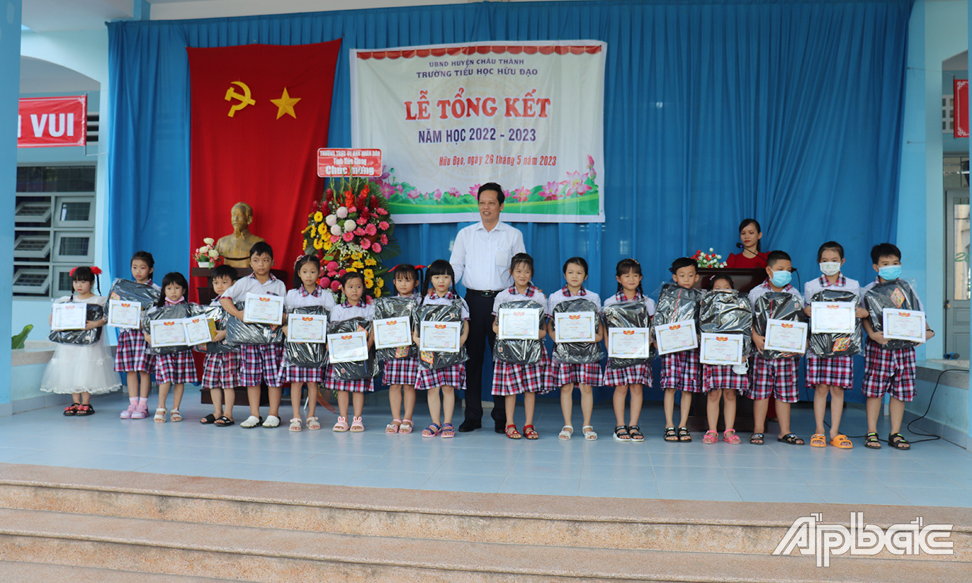 Đồng chí Nguyễn Thành Diệu, Tỉnh ủy viên, Phó Chủ tịch UBND tỉnh Tiền Giang phát thưởng cho các em học sinh xuất sắc.