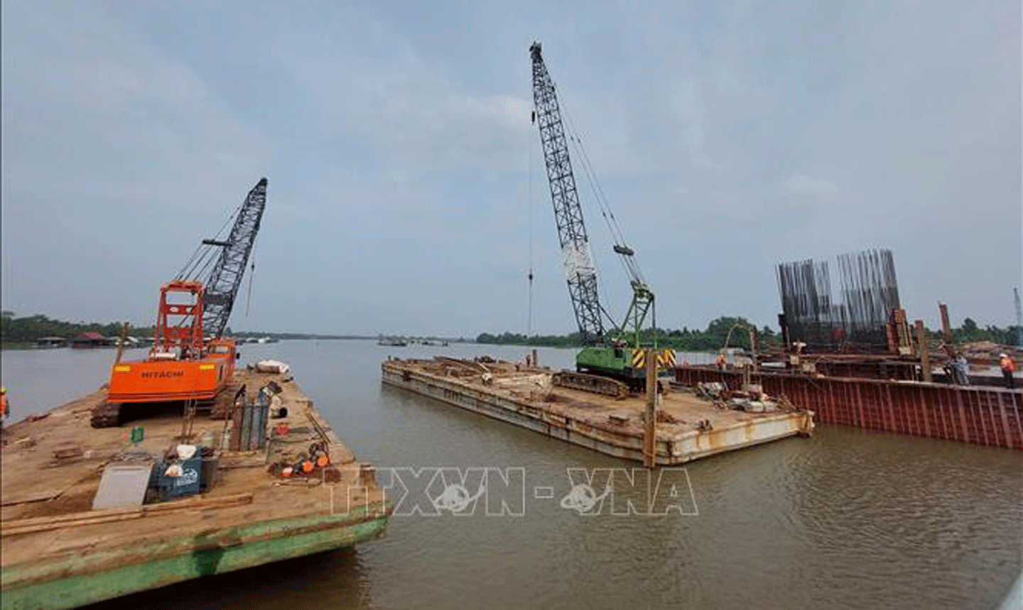 Thi công Dự án cầu Rạch Miễu 2, tại công trường gói thầu XL-04 (cầu Mỹ Tho và đường dẫn hai đầu cầu). Ảnh: Chương Đài/TTXVN