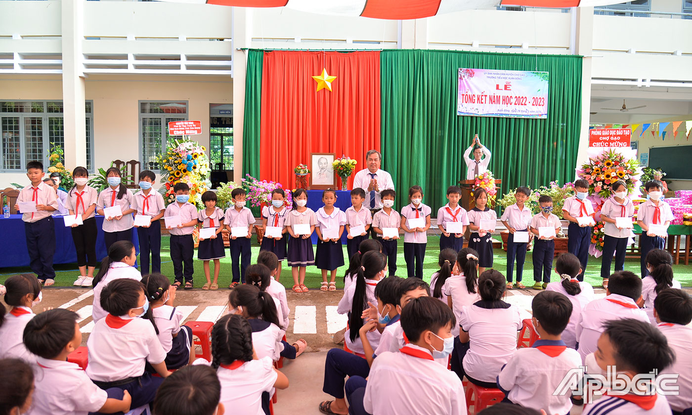 Trưởng Phòng Giáo dục và Đào tạo huyện Chợ Gạo Cao Tấn Hiệu trao học bổng của Tỉnh ủy Tiền Giang cho học sinh 