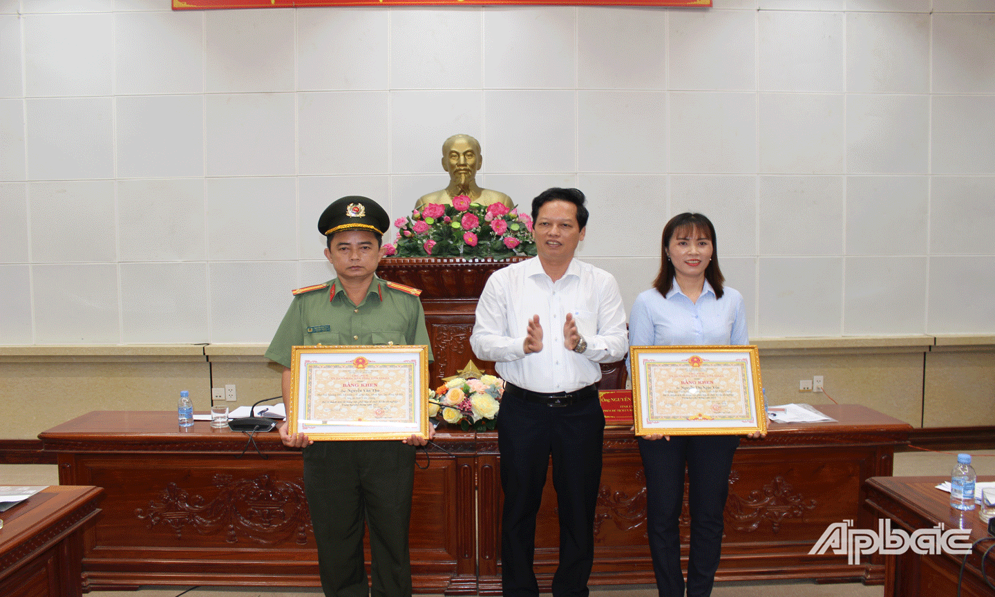 Đồng chí Nguyễn Thành Diệu  trao thưởng cho các cá nhân có thành tích tốt trong Kỳ thi tốt nghiệp THPT năm 2022.