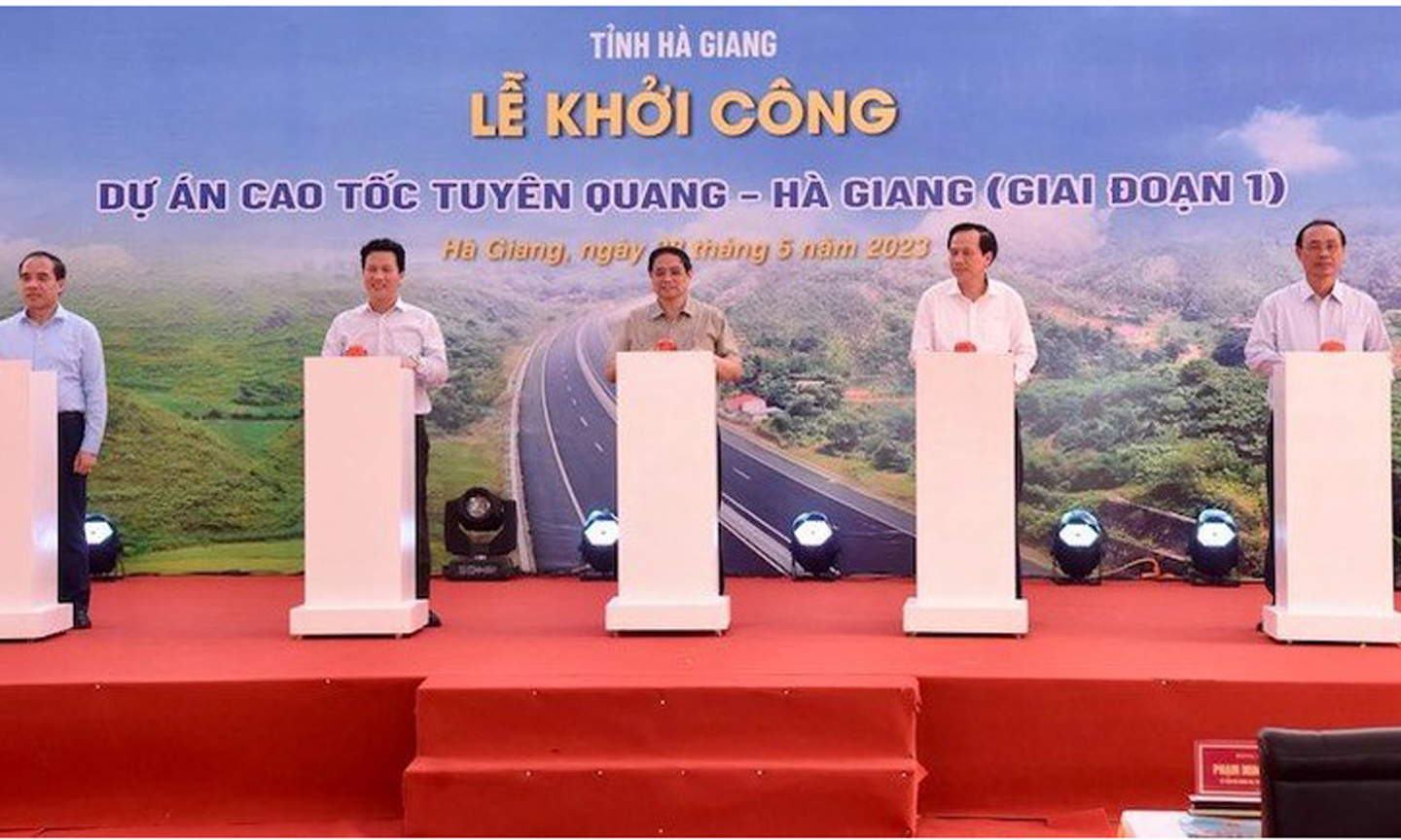 PM Pham Minh Chinh (C) attends groundbreaking ceremony of Tuyen Quang-Ha Giang expressway (Photo: NDO/Tran Hai).