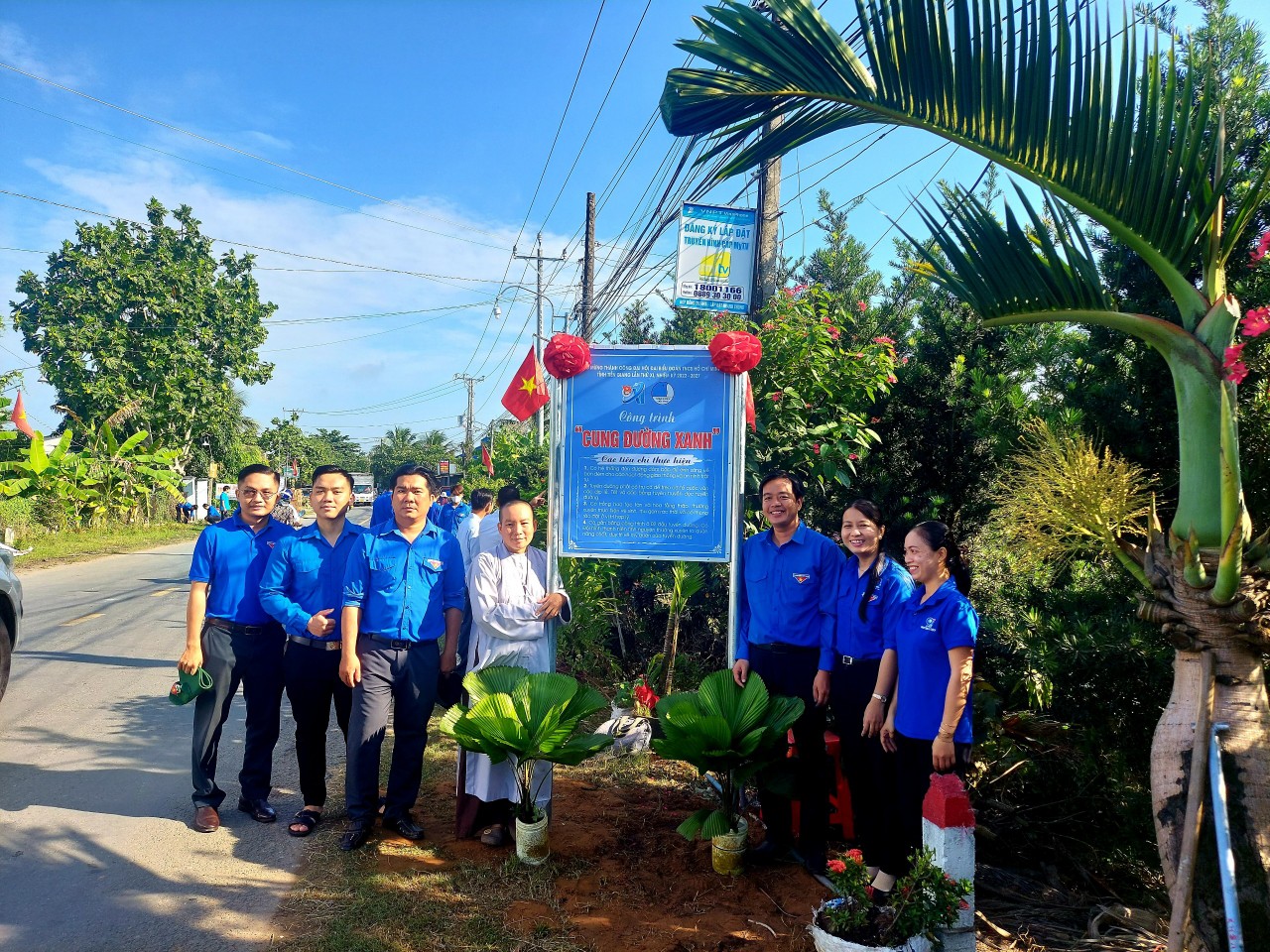 đoàn viên thanh niên huyện Cai Lậy ra quân thực hiện trồng, chăm sóc cây xanh, khánh thành công trình “Cung đường xanh” trên địa bàn. 